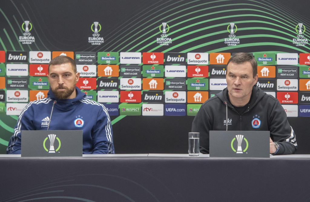 Skúsený stopér Guram Kašia (vľavo), ako aj asistent trénera Boris Kitka veria, že európska pohárová cesta Slovana bude pokračovať. FOTO: TASR/M. Baumann