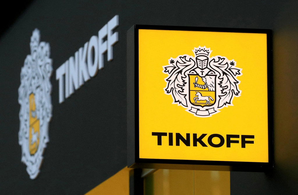 Logo Tinkoff Bank na medzinárodnom ekonomickom fóre v Petrohrade v Rusku. FOTO: Reuters