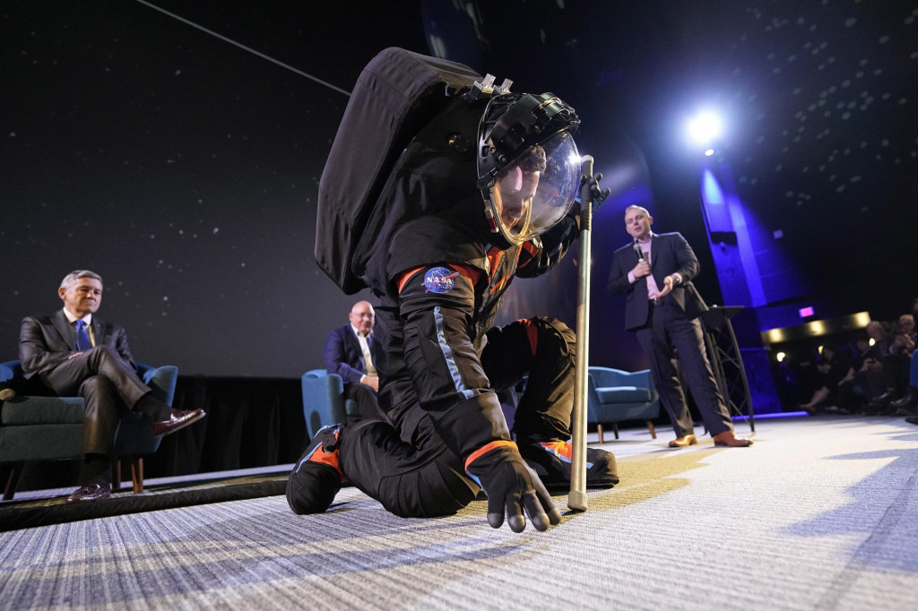 Hlavný inžinier spoločnosti Axiom Space Jim Stein prezentuje prototyp skafandra, v ktorom budú astronauti chodiť počas pripravovaného a blížiaceho sa návratu ľudstva na Mesiac v americkom meste Houston. FOTO: TASR/AP
