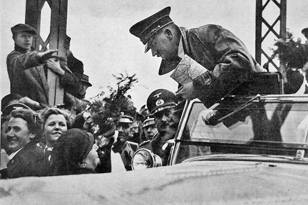 Adolf Hitler vchádza v marci 1938 na územie Rakúska, ktoré práve pripojil k Tretej ríši.