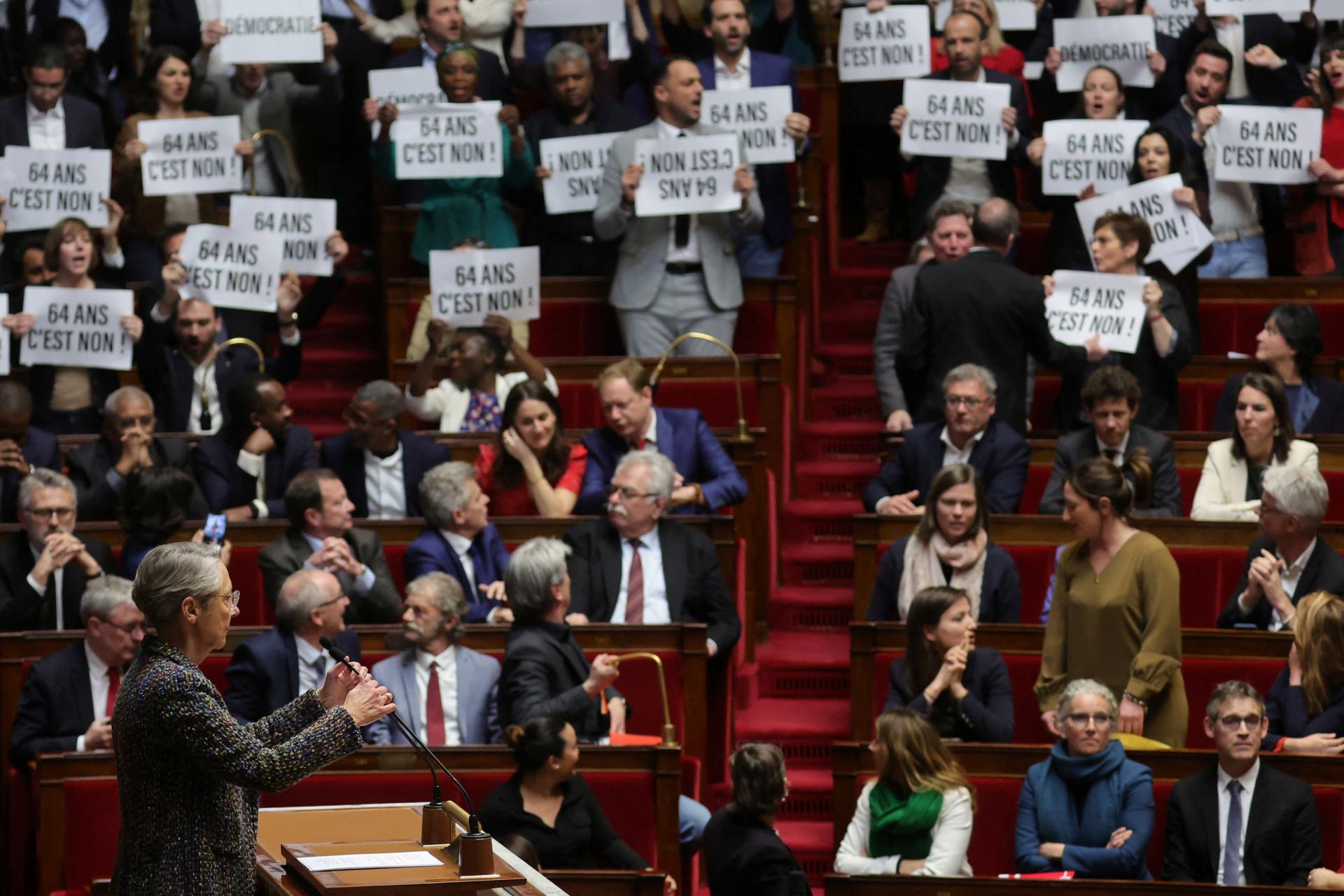Le gouvernement français approuvera une réforme des retraites impopulaire sans vote du parlement.  Macron n’a pas la majorité
