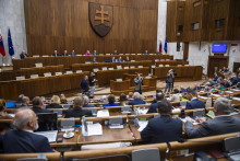 Namiesto parlamentu prevzala zodpovednosť za vyslanie migov na Ukrajinu vláda. FOTO: TASR/J. Novák