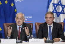 Taliansky minister obchodu Adolfo Urso (vpravo) a izraelský premiér Benjamin Netanjahu. FOTO TASR/AP

