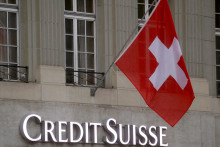 Švajčiarska vlajka vlaje nad vchodom do pobočky banky Credit Suisse. FOTO: Reuters