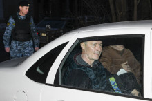evgenij Rojzman, bývalý primátor Jekaterinburgu, ktorý je známym kritikom Kremľa aj ruskej invázie na Ukrajinu, sedí v policajnom aute po skončení súdu v ruskom meste Jekaterinburg. FOTO: TASR/AP