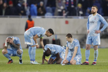 Smutní hráči Slovana Bratislava po prehratom penaltovom rozstrele. FOTO: Reuters