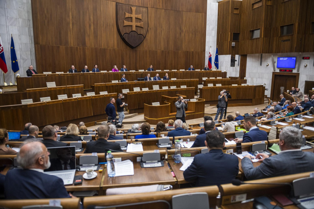 Namiesto parlamentu prevzala zodpovednosť za vyslanie migov na Ukrajinu vláda. FOTO: TASR/J. Novák