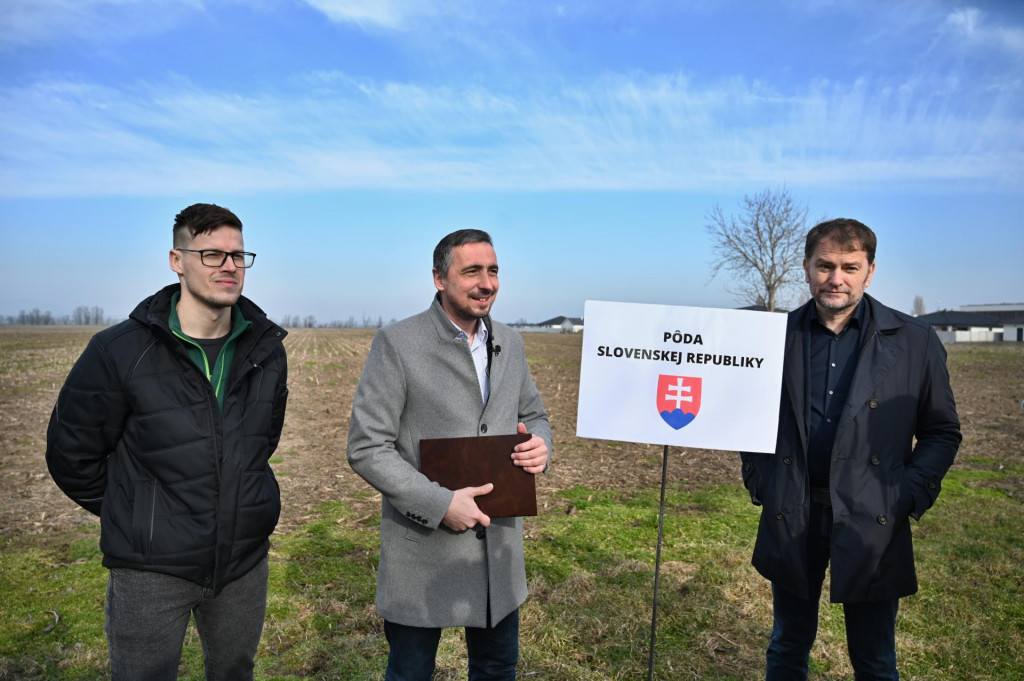 Na snímke vpravo generálny riaditeľ Slovenského pozemkového fondu Ján Marosz. FOTO: TASR L. Grinaj