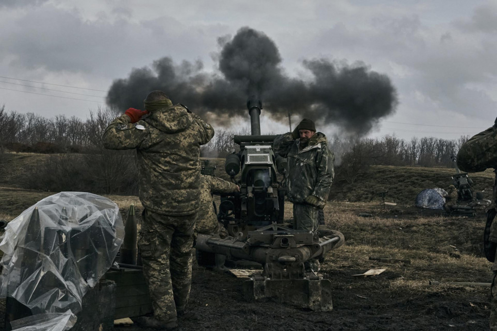 Ukrajinskí vojaci strieľajú zo samohybnej húfnice na ruské pozície pri meste Bachmut. FOTO: TASR/AP