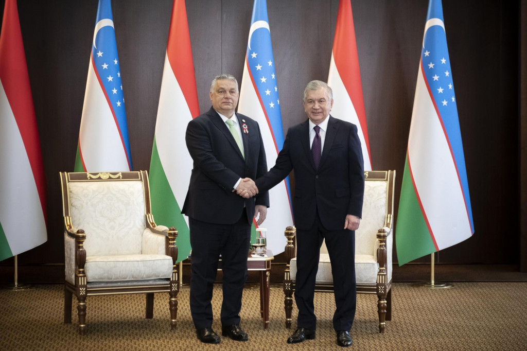 Maďarský premiér Viktor Orbán a uzbecký prezident Šavkat Mirzojev počas bilaterálneho stretnutia v rámci mimoriadneho summitu Turkickej rady v Ankare. FOTO: TASR/AP