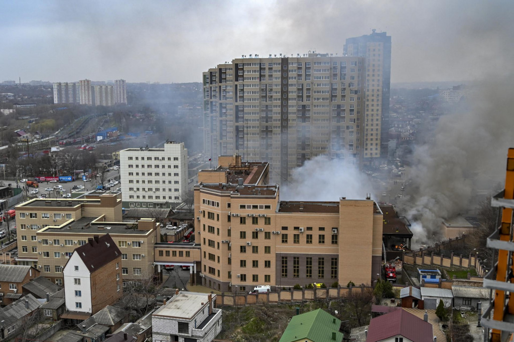 Stúpajúci dym počas požiaru budovy pohraničného oddelenia ruskej Federálnej bezpečnostnej služby v meste Rostov nad Donom vo štvrtok 16. marca 2023. Jedna osoba prišla o život a dve ďalšie utrpeli zranenia. FOTO: TASR/AP