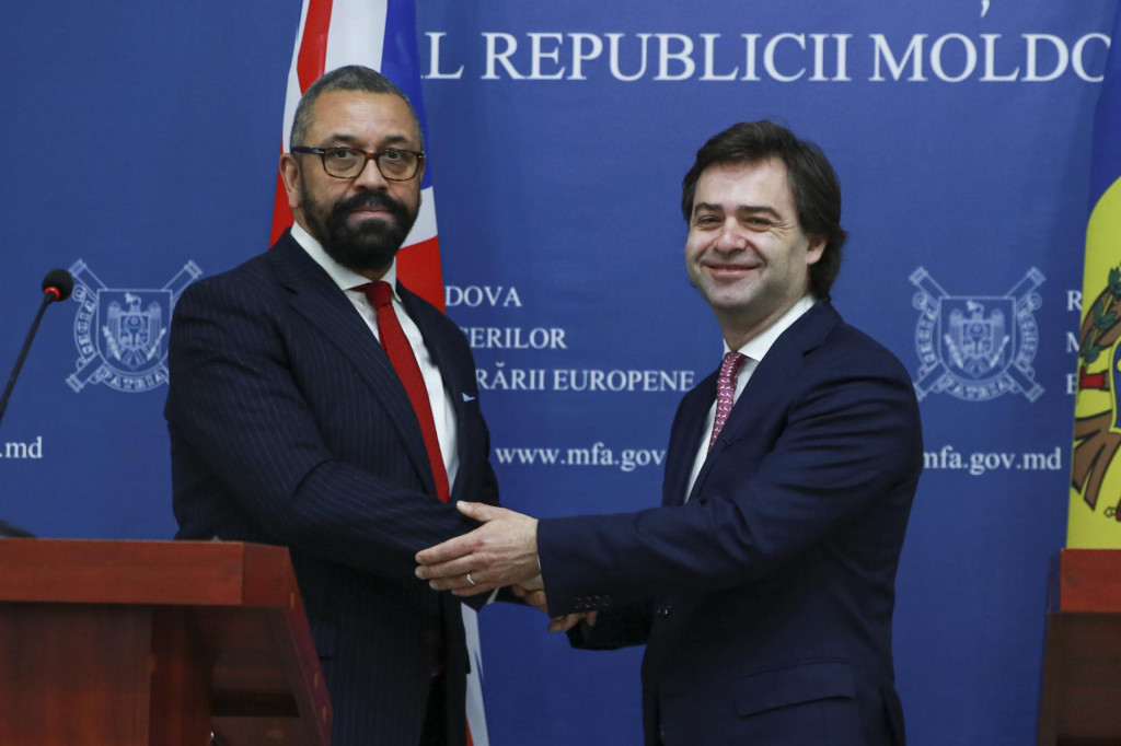 Britský minister zahraničných vecí James Cleverly (vľavo) a jeho moldavský rezortný náprotivok Nicu Popescu. FOTO: TASR/AP