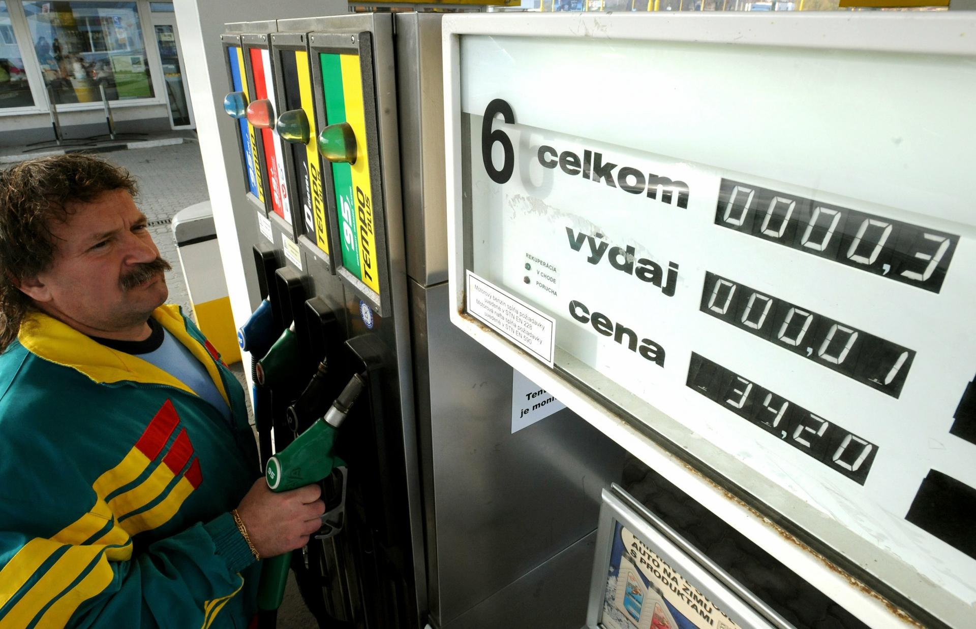 Nafta na Slovensku po predchádzajúcom zlacňovaní zdražela, ceny Naturalu 95 klesli