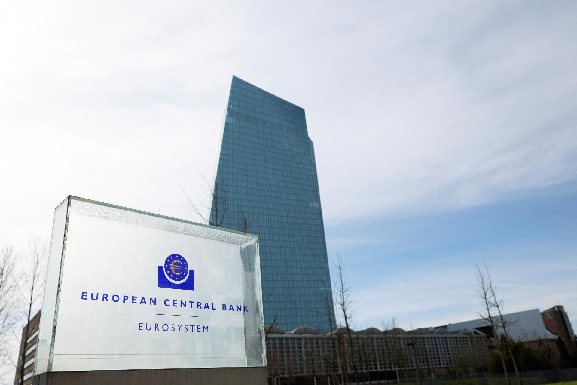 Goldman Sachs a britské banky čakajú slabšie zvýšenie sadzieb zo strany Európskej centrálnej banky
