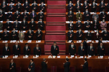 Čínsky prezident Si Ťin-pching (uprostred) a ďalší čínski lídri počas plenárneho zasadnutia Čínskeho národného ľudového kongresu. FOTO TASR/AP