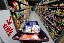 Minister Samuel Vlčan predstavil podľa vzoru Francúzska takzvanú protiinflačnú garanciu potravín. FOTO: Reuters