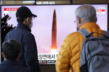 Juhokórejský prezident Jun Sok-jol vo štvrtok varoval Severnú Kóreu, že ”zaplatí za svoje provokácie”. Jun tým reagoval na správy, že KĽDR vo štvrtok smerom do Japonského mora odpálila ďalšiu balistickú strelu, informovala agentúra Jonhap. FOTO: TASR/AP