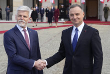 Poľský prezident Andrzej Duda víta českého prezidenta Petra Pavla vo Varšave. FOTO: TASR/AP