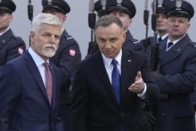 Poľský prezident Andrzej Duda (vpravo) víta českého prezidenta Petra Pavla počas privítacieho ceremoniálu. FOTO: TASR/AP
