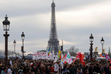 Demonštranti držia transparenty a zhromažďujú sa na námestí de la Concorde neďaleko Národného zhromaždenia na protest po tom, čo francúzska premiérka Elisabeth Borneová predniesla prejav, v ktorom oznámila použitie článku 49.3. FOTO: Reuters