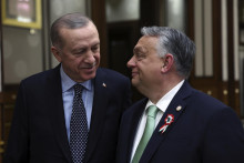 Maďarský premiér Viktor Orbán (vpravo) a turecký prezident Recep Tayyip Erdogan diskutujú počas stretnutia v Ankare vo štvrtok 16. marca 2023. FOTO: TASR/AP