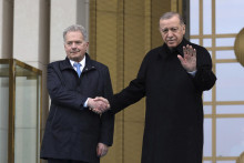 Fínsky prezident Sauli Niinistö a turecký prezident Recep Tayyip Erdogan. FOTO: TASR/AP


