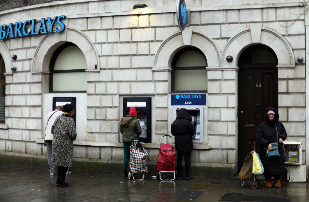 Inflácia mnoho ľudí donútila siahnuť na úspory. FOTO: TASR/Reuters