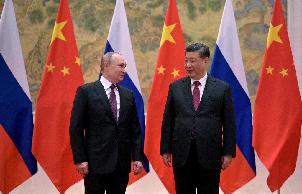 Ruský prezident Vladimir Putin s čínskym prezidentom Si Ťin-pchingom v Pekingu, 4. februára 2022. FOTO: REUTERS