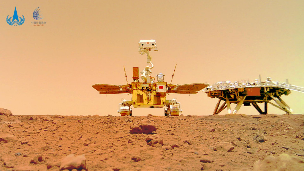 Čínske pojazdné laboratórium Ču-žung s pristávacou plošinou na povrchu planéty Mars samé seba vyfotilo pomocou položenej bezdrôtovej kamery. FOTO: CNSA