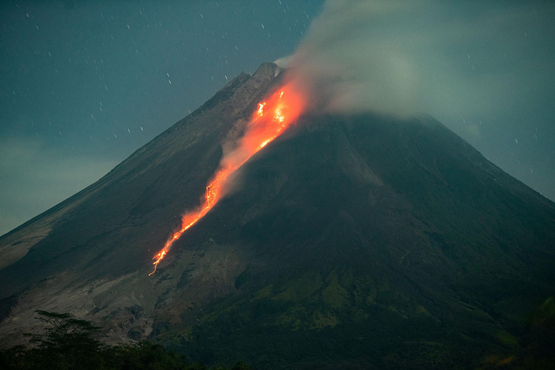 Sopka Merapi opäť eruptovala, vychrlila horúci popol a lávu