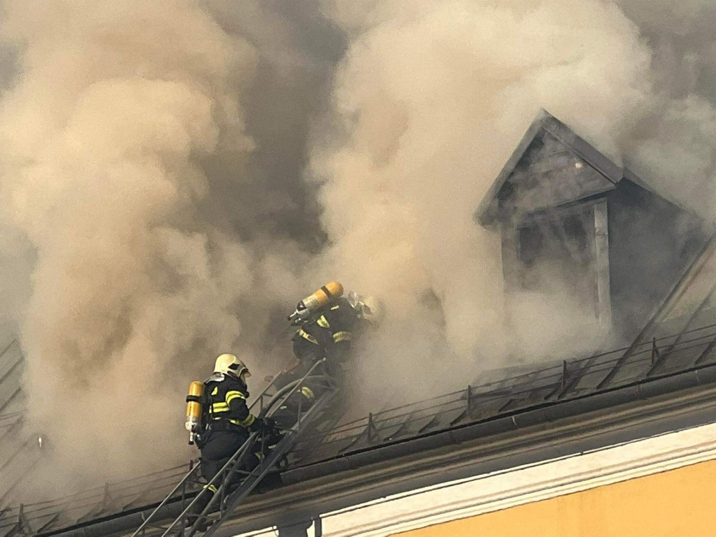 Požiar v centre Banskej &Scaron;tiavnice. FOTO: Pavol Ižvolt