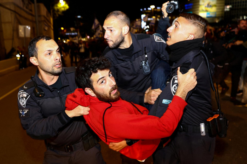 Policajti v Tel Avive zadržali muža počas dnešnej demonštrácie proti spornej reforme súdnictva. FOTO: Reuters
