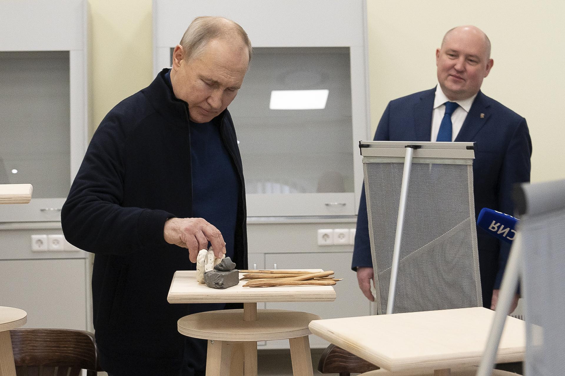 Putin pokračuje vo svojom výjazde. Navštívil veliteľský post v meste Rostov nad Donom
