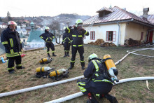 Hasiči hasiaci požiar v Banskej Štiavnici. FOTO: TASR/Ján Krošlák
