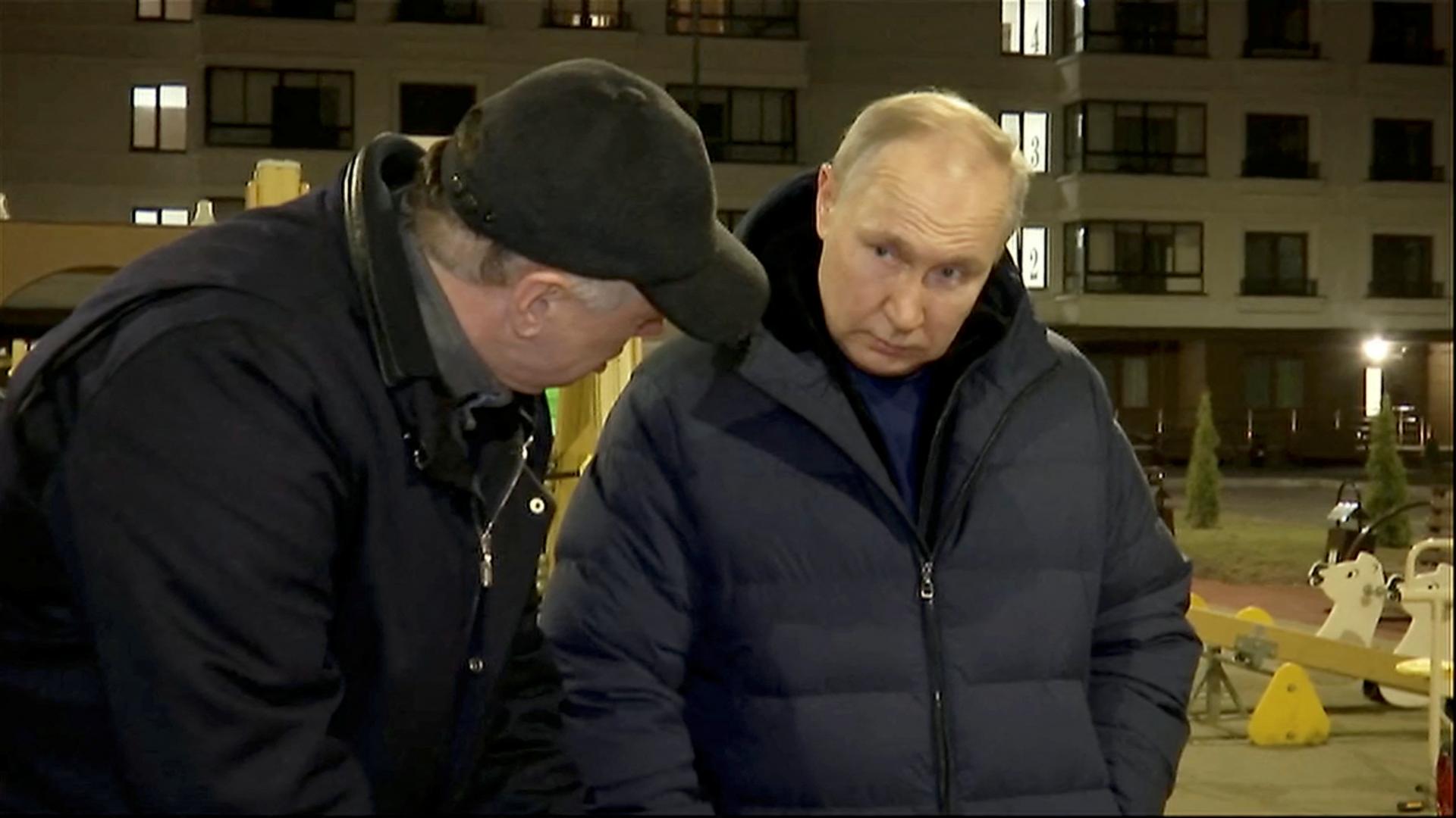 „Všetko je to len naoko!“ zakričala žena počas Putinovej návštevy Mariupolu. Video zverejnil aj Kremeľ