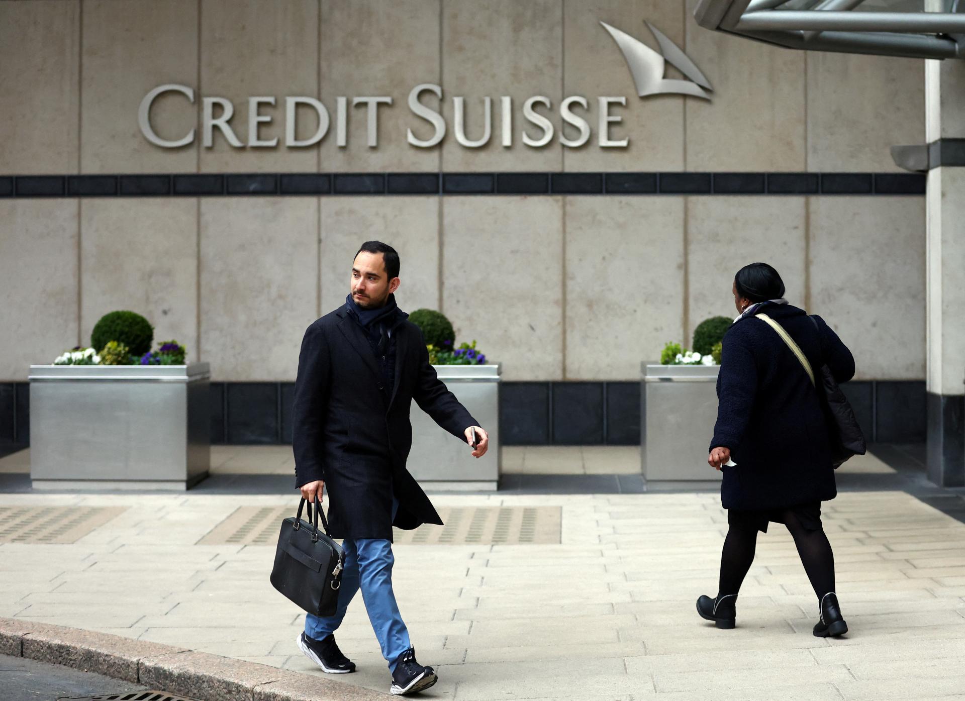 Prevzatie Credit Suisse Švajčiarov šokovalo, zamestnanci sa obávajú o miesta