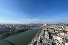Kancelárske priestory pri Dunaji sa postupne obsadzujú. Takýto výhľad je z vedľajšieho slovenského mrakodrapu Eurovea Tower. FOTO: HN/Petra Uhráková