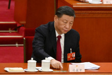 Čínsky prezident Si Ťin-pching hlasuje počas záverečného zasadnutia Národného ľudového kongresu NPC vo Veľkej sále ľudu v Pekingu 13. marca 2023. FOTO: REUTERS
