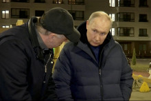 Podľa spravodajského portálu Meduza zavítal ruský prezident aj do rezidenčnej oblasti Nevskyj v Mariupole. FOTO: REUTERS