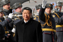 Čínsky prezident Si Ťin-pching dnes priletel do Moskvy. S  Vladimirom Putinom majú dohodnuté rokovania o situácii na Ukrajine a mierovom pláne Číny. FOTO: REUTERS