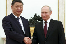 Ruský prezident Vladimir Putin a vľavo čínsky prezident Si Ťin-pching počas stretnutia v Kremli. FOTO: TASR/AP
