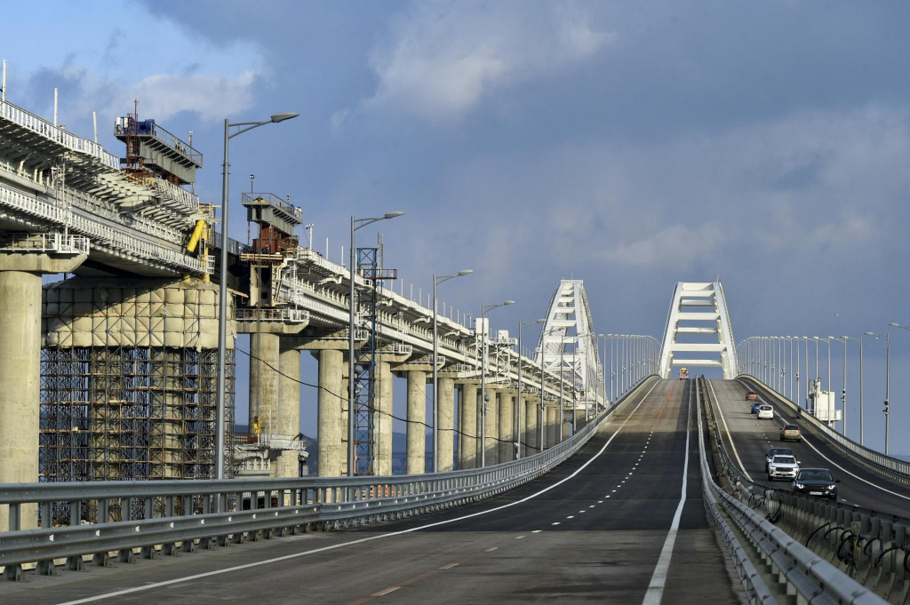 Autá jazdia po Krymskom moste spájajúceho ruskú pevninu s anektovaným ukrajinským polostrovom Krym. FOTO: TASR/AP