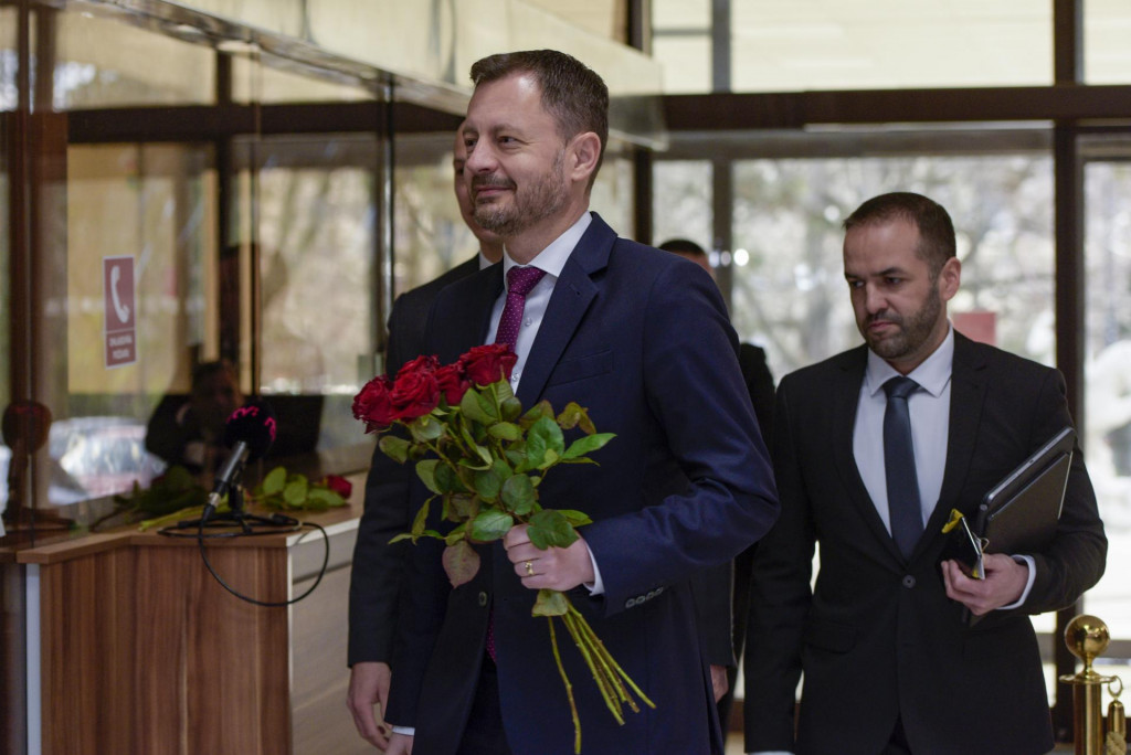 Na snímke dočasne poverený predseda vlády Eduard Heger prichádza s červenými ružami pri príležitosti Medzinárodného dňa žien.

FOTO: TASR/P. Zachar