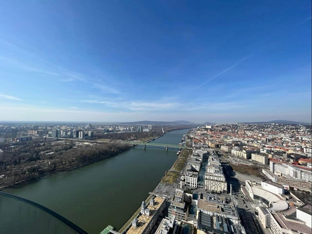 Kancelárske priestory pri Dunaji sa postupne obsadzujú. Takýto výhľad je z vedľajšieho slovenského mrakodrapu Eurovea Tower. FOTO: HN/Petra Uhráková