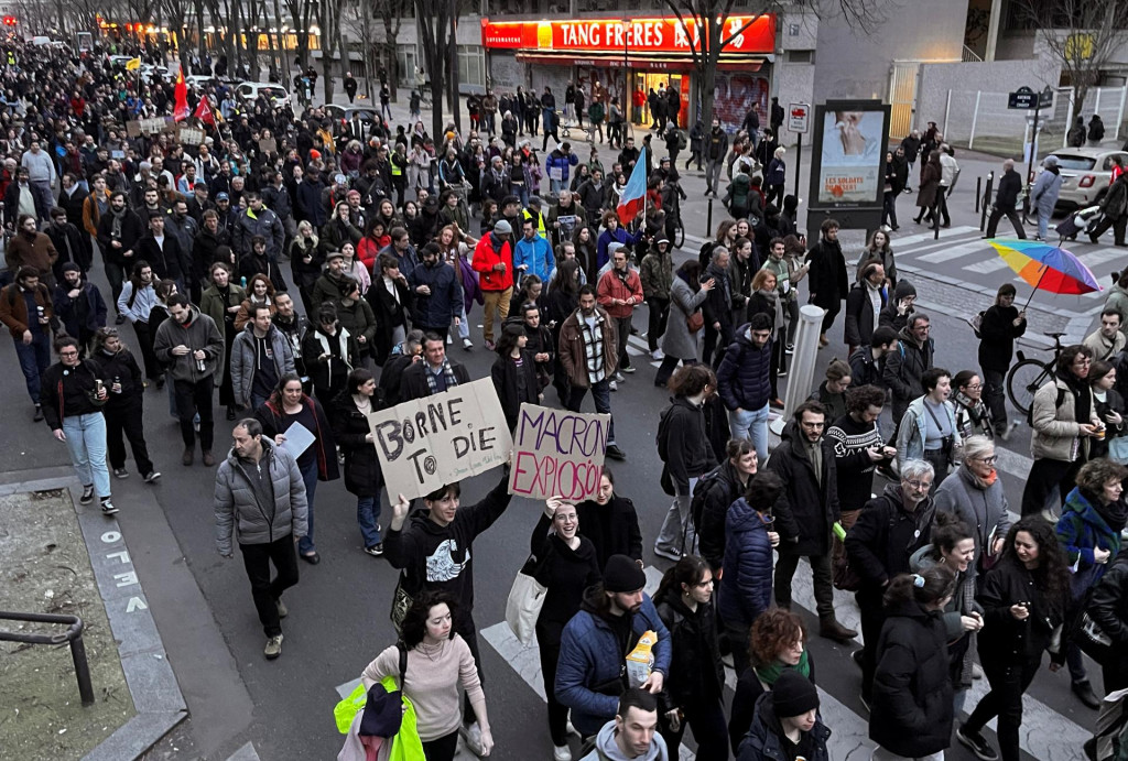 Protestujúci na demonštracii neďaleko Place d‘Italie v Paríži. 18. marec 2023. FOTO: REUTERS