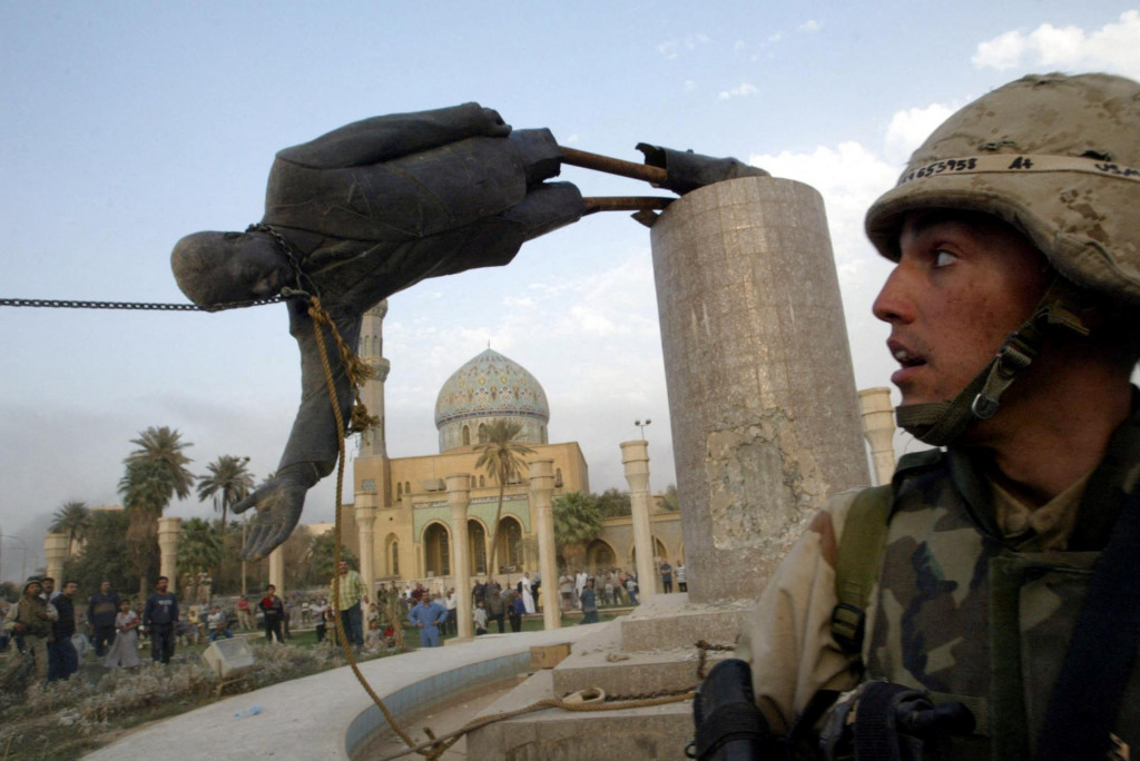 Zvrhnutie sochy Saddáma Husajna sa stalo symbolom porážky irackého režimu. (4. apríla 2003). FOTO: REUTERS