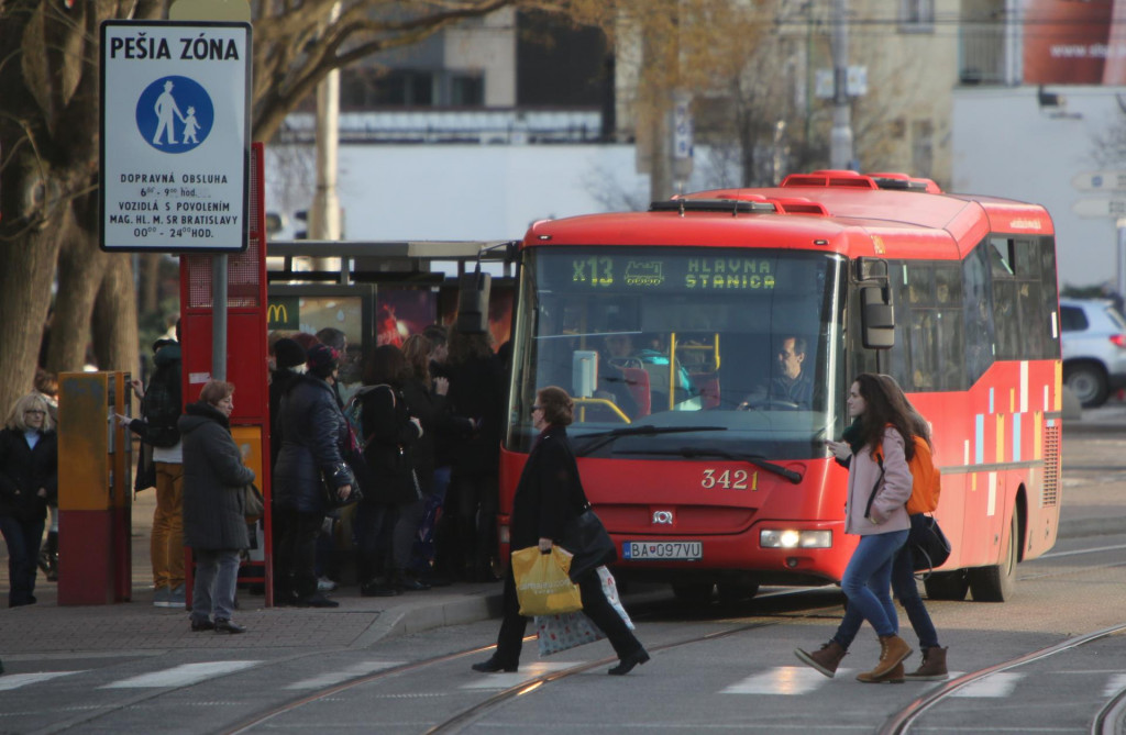 Ak sa potrebujete presúvať po Slovensku, môžete využiť vlaky i autobusy. FOTO: HN/Peter Mayer