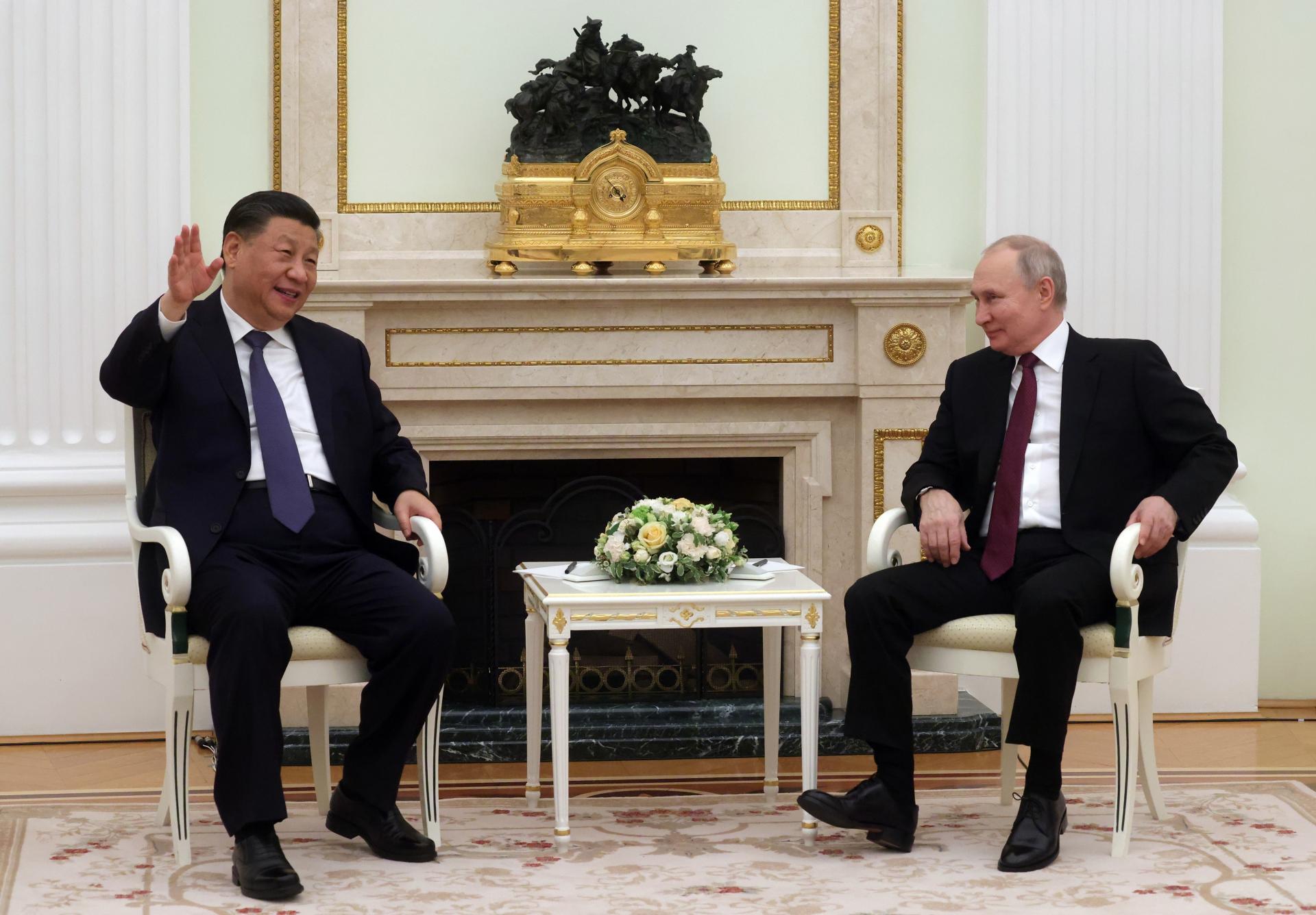 Putinove tancujúce nohy. Pri stretnutí s čínskym prezidentom ich musel sám krotiť