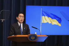 Japonský premiér Fumio Kišida, v pozadí ukrajinská vlajka. FOTO: TASR/AP