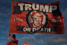 Podporovatelia bývalého prezidenta Donalda Trumpa v USA. FOTO: Reuters